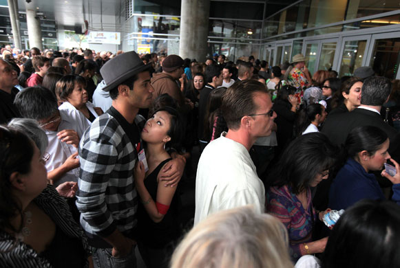 Michael Jackson funeral: Memorial Service For Michael Jackson Draws Thousands Of Fans And Mourners