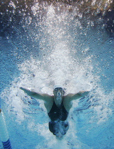 24 hours  in sport: U.S. swimmer Phelps swims to a win 