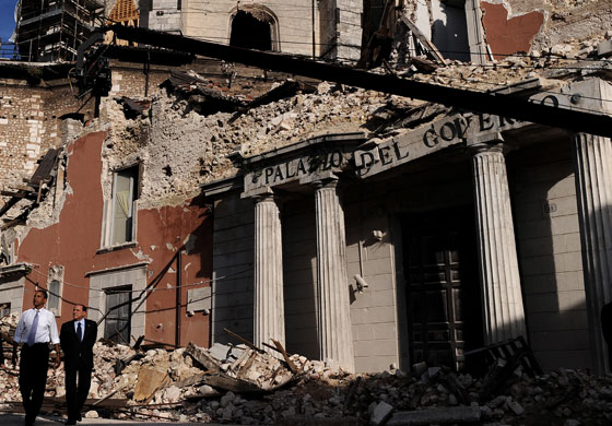 G8 summit update: Silvio Berlusconi and Barack Obama look at the damaged Palazo del Governo