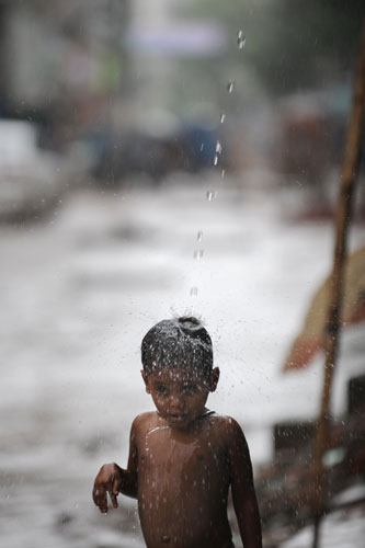 24 hours in pictures: Child during a shower