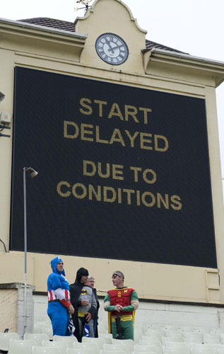 Toms Ashes Day 3: Fans dressed as superheroes