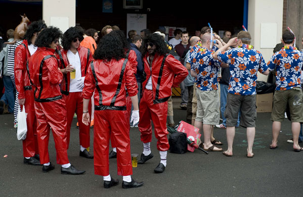 Toms Ashes Day 3: Fans dressed as Michael Jackson and in hawaian shirts enjoy a pint