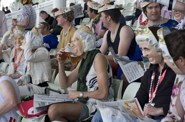 Toms Ashes Day 3: Fans dressed as the queen