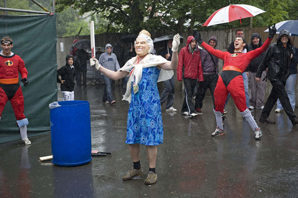 Toms Ashes Day 3: Fan dressed as the Queen plays cricket