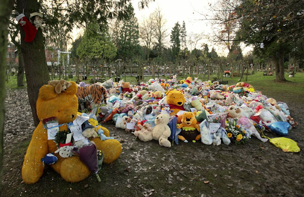 baby p: Floral tributes to Baby P 