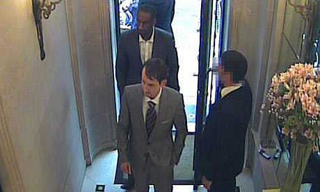 Two suspects entering Graff jewellers on 6 August.