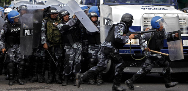 12 August 2009: Tegucigalpa, Costa Rica: Riot police officers