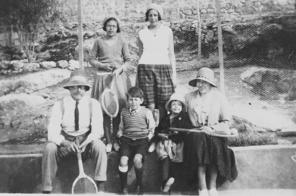 Arthur Ransome: Arthur Ransome in 1932 with the Altounyan family