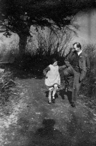 Arthur Ransome: Arthur Ransome and daughter Tabitha in 1917