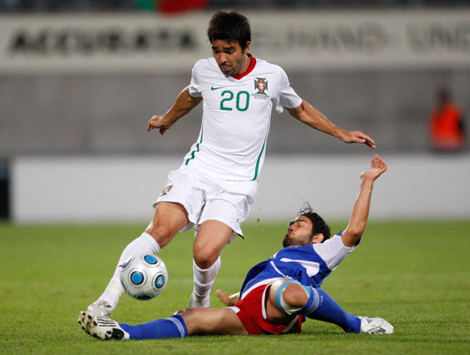 Football round the globe: Deco skips past the challenge of Michele Polverino