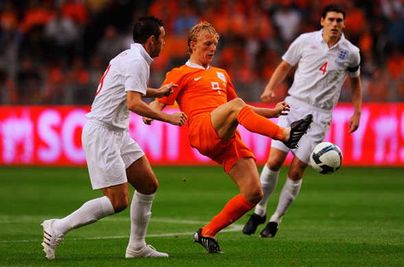 Holland v England: Dirk Kuyt controls the ball in front of Frank Lampard