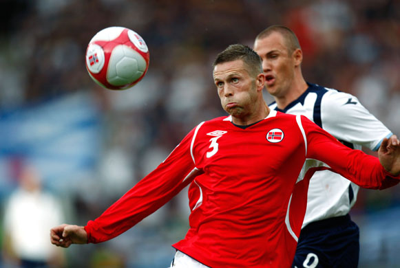Norway v Scotland: Kjetil Waehler and Kenny Miller 