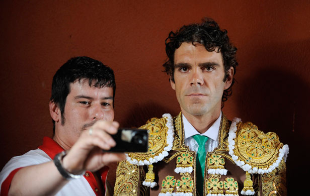 24sport: Bullfighter Jose Tomas with a fan before a bullfight in Gijon