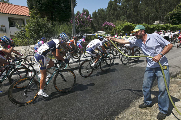 24sport: A man refreshes the pack