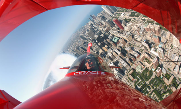 24sport: Sean D. Tucker flies over downtown Chicago 