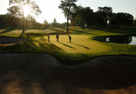 24sport: Stuart Appleby putts on the 6th green during a practice round