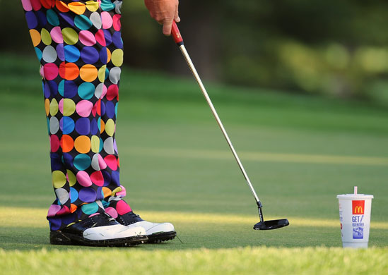 24sport: John Daly practices his putting