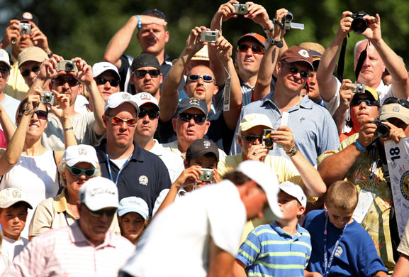 24sport: Spectators take pictures of Phil Mickelson during a practice round 
