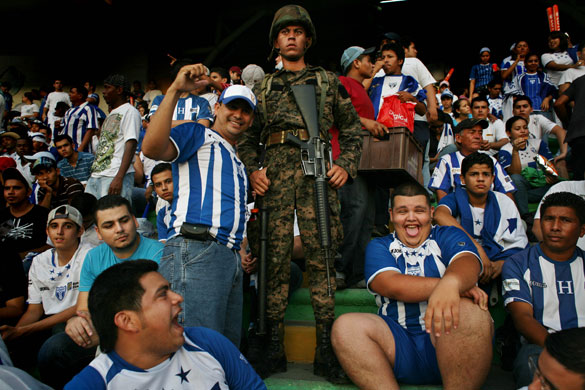 24sport: A soldier with Honduras fans