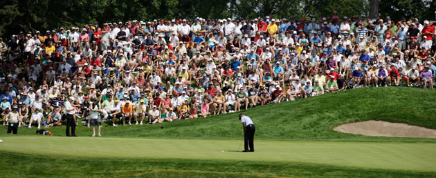 24sport: Tiger Woods putts on the 7th at the 1st round of the 91st PGA Championship 