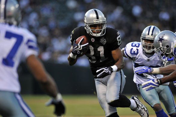 24sport: Chaz Schilens breaks tackle from the Dallas Cowboys defence