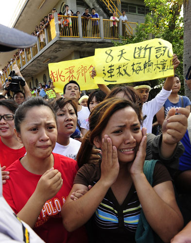 Typhoon Morakot: Survivors of the recent floodings of Typhoon Morakot wait for loved ones