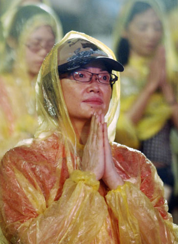 Typhoon Morakot: Taiwanese woman prays for victims during Typhoon Morakot donation ceremony