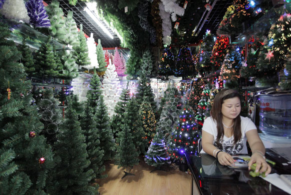 Christmas production line: Wholesale store in Yiwu selling varieties of artificial Christmas trees