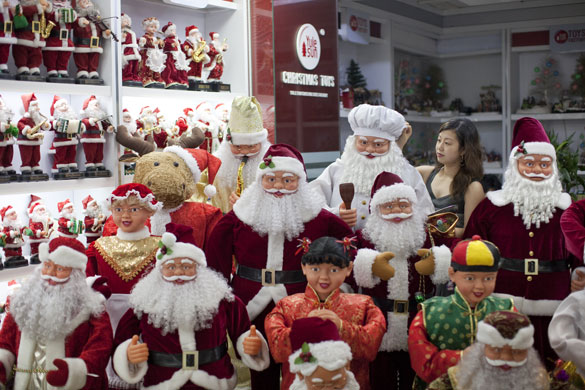 Christmas production line: Christmas figures in the Yule Sun Factory wholesale store in Yiwu 