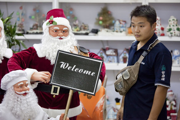 Christmas production line: Santas for sale at the Yule Sun Factory wholesale store in Yiwu 