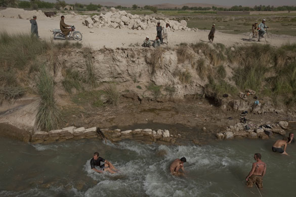 Sean Smith in Afghanistan: 25 July 2009: British troops cool off in a canal