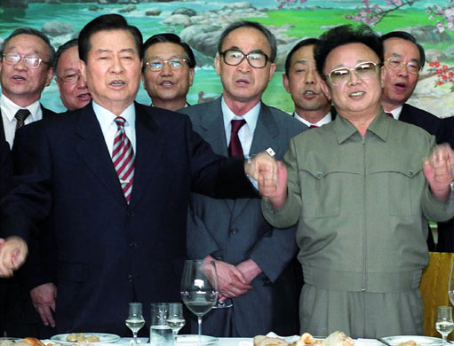 Kim Dae-jung : South Korean President Kim Dae-jung with North Korean leader Kim Jong-il 