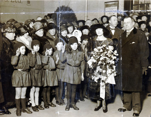 Girl guides 100th: The Duchess Of York (now The Queen Mother) with group of  Girl Guides 1924