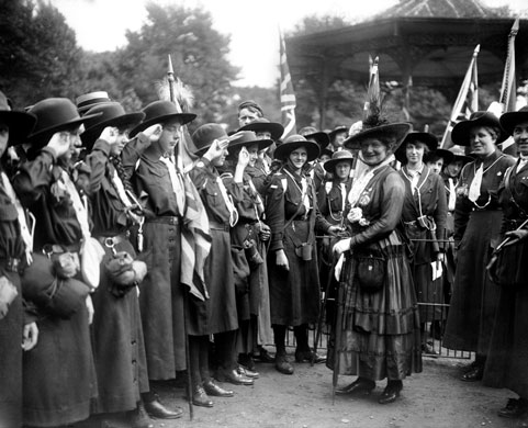 Girl guides 100th: 1916 Lady Baden Powell with guides