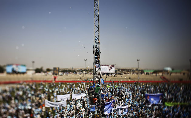 18 August 2009: Kabul, Afghanistan: Supporters of presidential candidate Abdullah Abdullah
