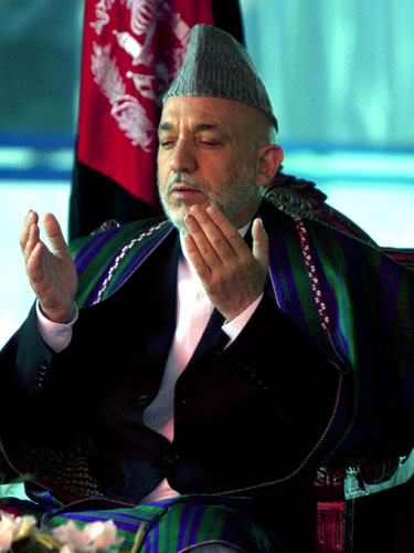 Afghanistan elections : Kabul: Presindent  Karzai prays while visiting the new Jumhuriat hospital