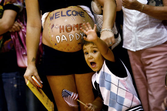 24 hours in pictures: us troops return to fort carson after 1 year in iraq