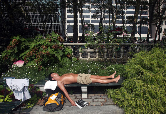 24 hours in pictures: Heat Wave Hits New York City