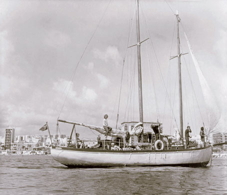 Pacific shipwreck: Lucette sets sail