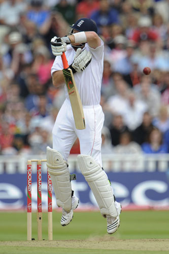 Tom Jenkins 3rd Ashes: Ian Bell gets a bouncer from Johnson