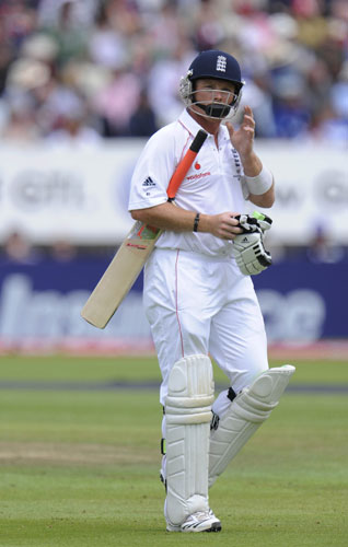 Tom Jenkins 3rd Ashes: Ian Bell walks off after getting out lbw