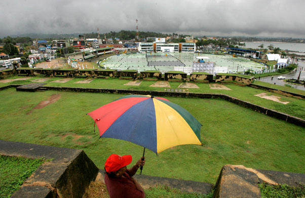 24sport: A lone Sri Lankan cricket fan waits for the start of the test match