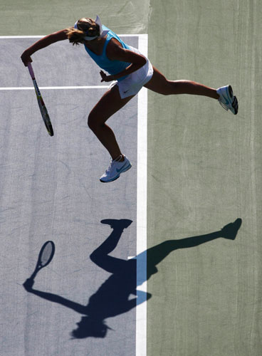 24sport: Victoria Azarenka serves to Kim Clijsters during their Rogers Cup match