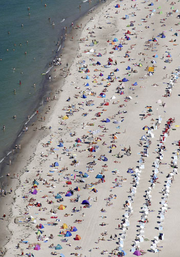 20 August 2009: Warnemuende, Germany: People sunbathe on the beach