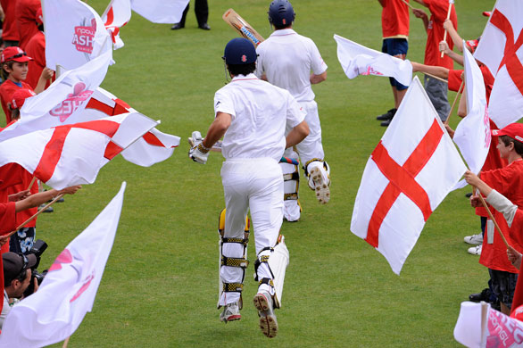 Ashes 5th Test Day 1: Andrew Strauss and Alistair Cook come out to open the batting 
