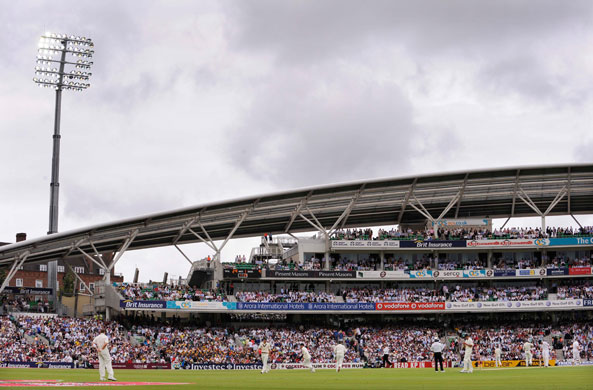 Ashes 5th Test Day 1: The floodlights come on during the morning session