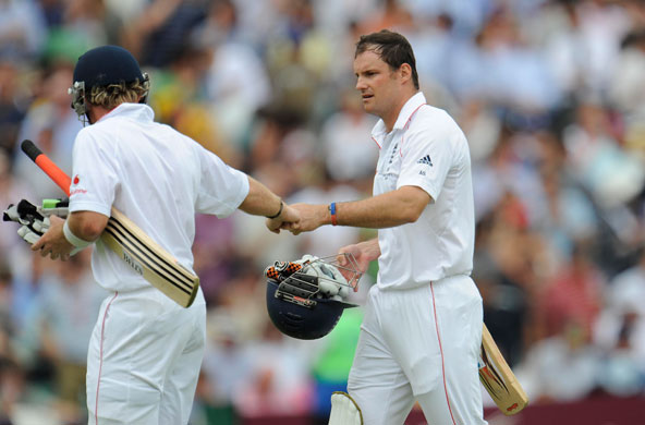 Ashes 5th Test Day 1: Andrew Strauss and Ian Bell tap knuckles as they walk off for lunch