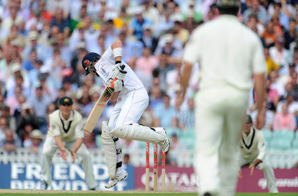 Ashes 5th Test Day 1: Ian Bell gets hit in the head by a bouncer from Johnson
