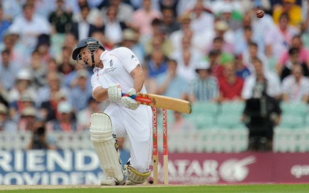 Ashes 5th Test Day 1: Andrew Strauss takes evasive action to avoid being hit by a Siddle bouncer