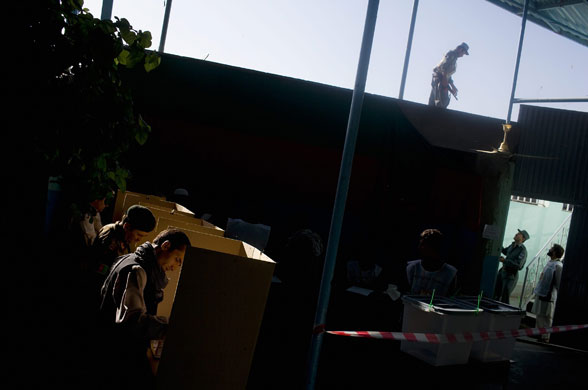 24 hours in pictures: afghans go to the polls in presidential elections